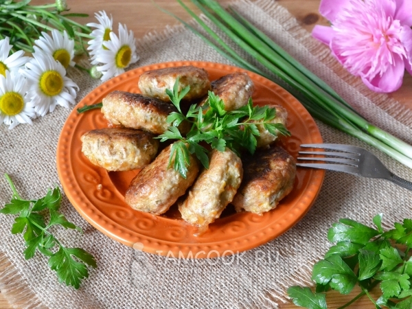 Биточки из куриного фарша с капустой и морковью, рецепт с фото