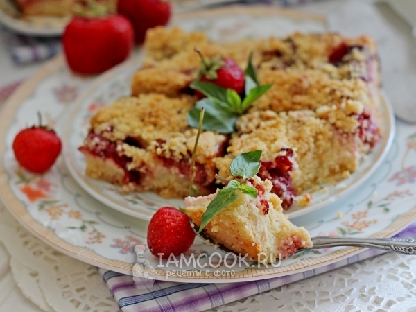 Насыпной пирог с клубникой, рецепт с фото