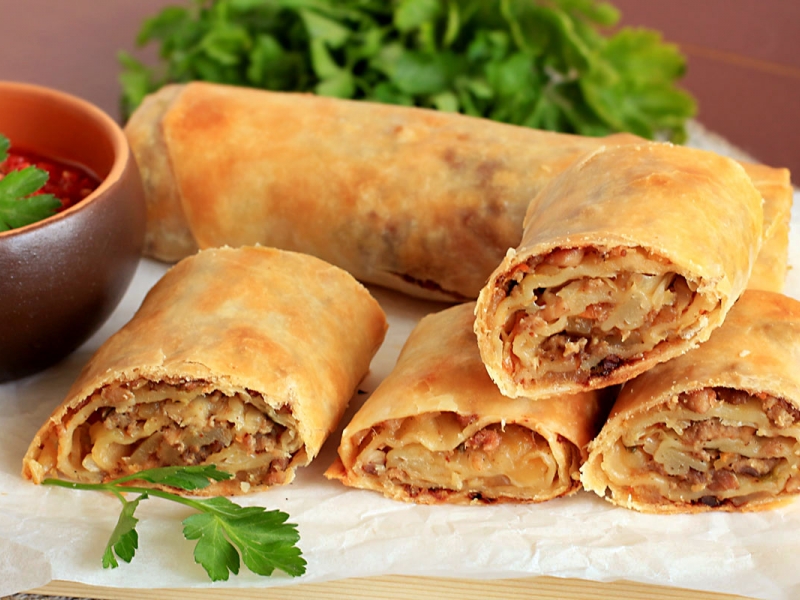 Штрудель с мясом, картошкой и капустой, рецепт с фото