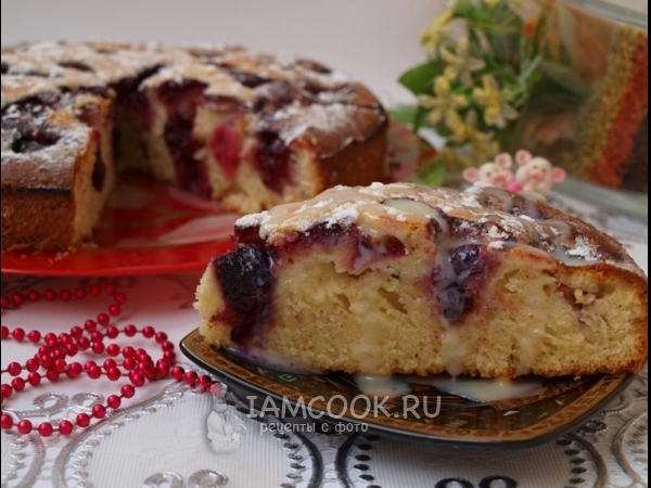 Вишневый пирог с ежевикой на сгущёном молоке, рецепт с фото