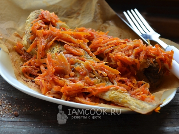 Навага, запечённая в духовке с морковью и луком, рецепт с фото