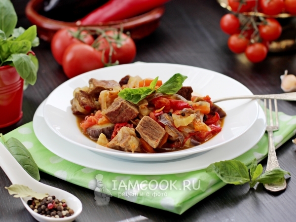 Говядина тушеная с помидорами, луком и болгарским перцем, рецепт с фото