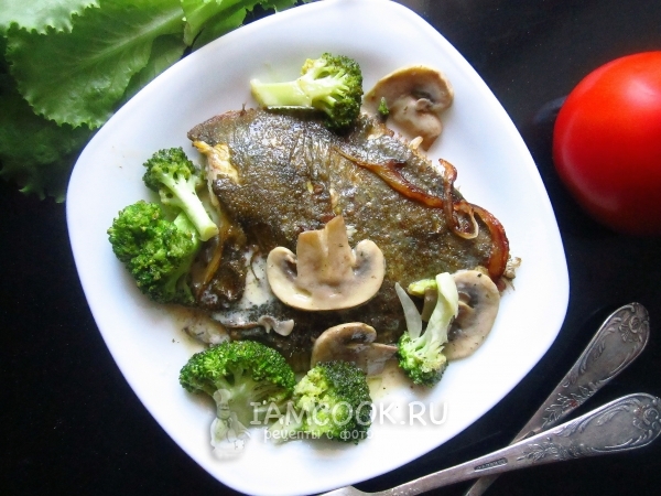 Жареная камбала с овощами, рецепт с фото