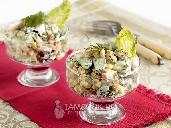 Салат с копченой курицей и кукурузой, рецепт с фото