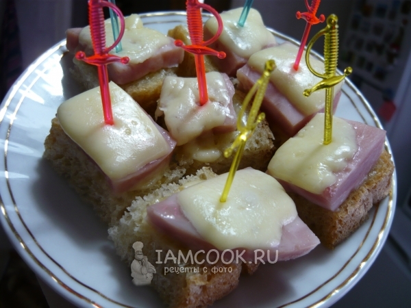 Канапе с колбасой и сыром, рецепт с фото