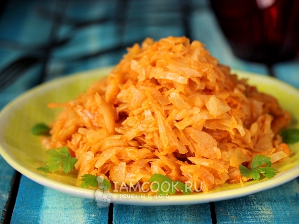 Капуста, тушеная в сметанно-томатном соусе, рецепт с фото