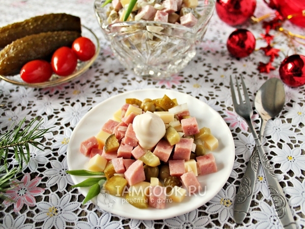 Салат с ветчиной и маринованными огурцами, рецепт с фото