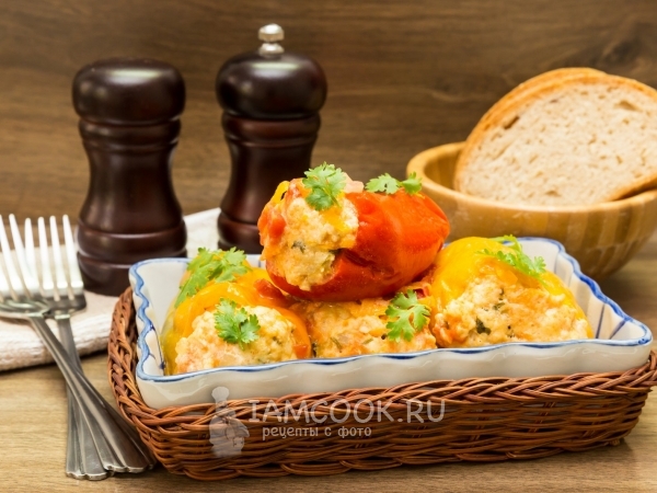 Перец, фаршированный куриным фаршем и кускусом, рецепт с фото