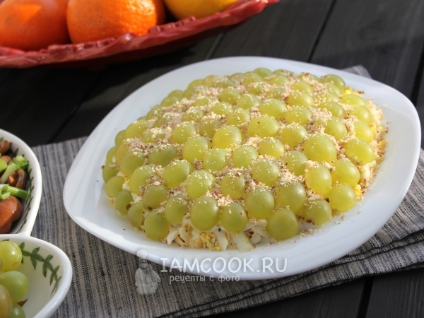 Салат «Тиффани» с виноградом и куриной грудкой, рецепт с фото