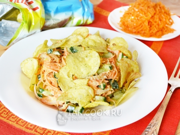 Салат с куриной бастурмой, корейской морковью и чипсами, рецепт с фото