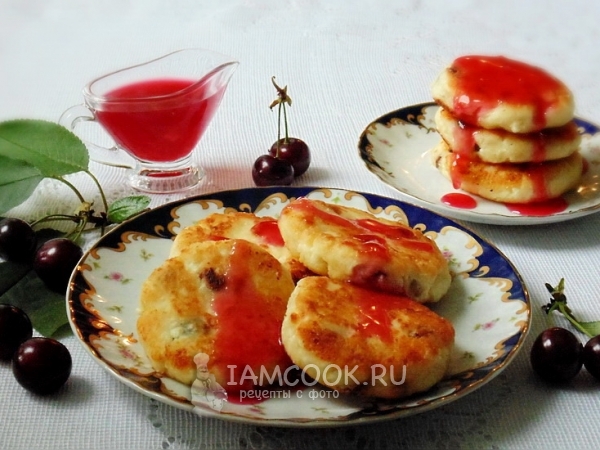 Сырники с изюмом и соусом из вишни, рецепт с фото