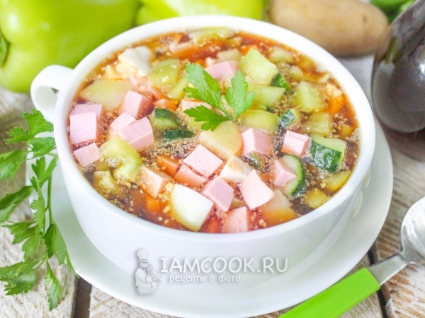 Окрошка на квасе с колбасой и болгарским перцем, рецепт с фото