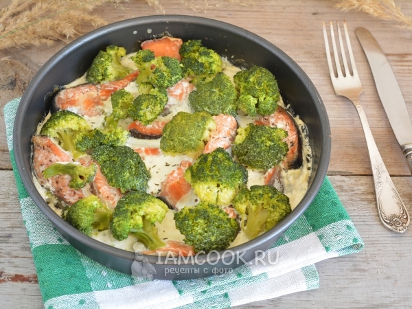 Горбуша с брокколи, запеченные в сливках, рецепт с фото