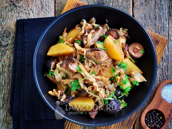 Тушеная капуста с грибами и картошкой , рецепт с фото