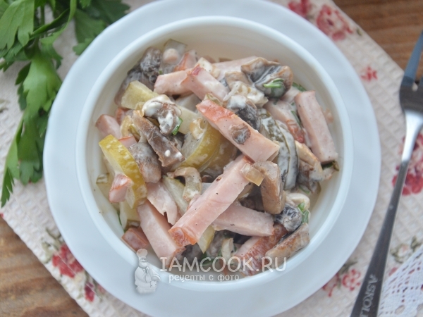 Салат с жареными грибами и ветчиной, рецепт с фото