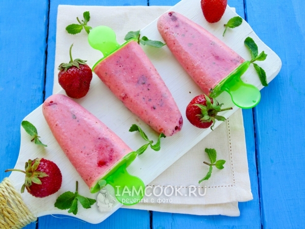 Клубничное мороженое из сметаны, рецепт с фото
