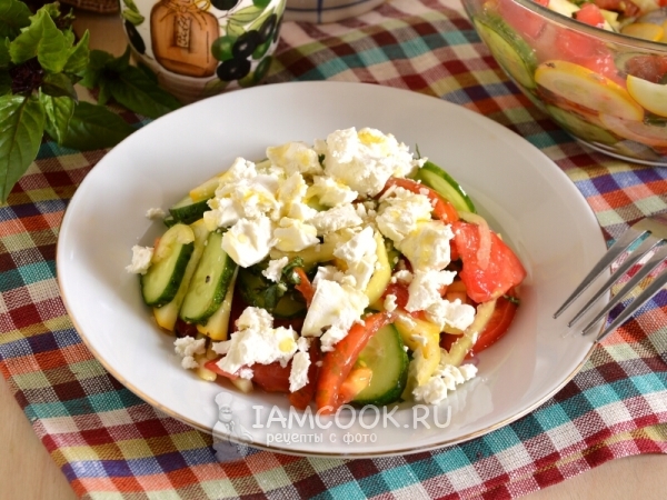 Летний салат с сербской брынзой и цуккини, рецепт с фото