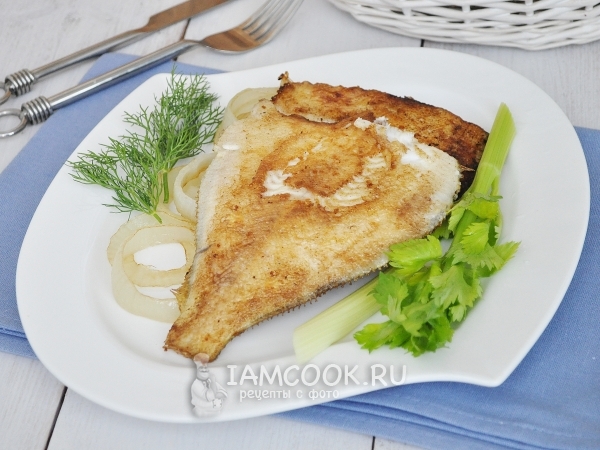 Жареная камбала с луком, рецепт с фото