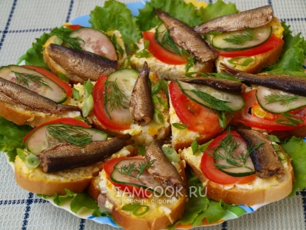 Праздничные бутерброды со шпротами, рецепт с фото