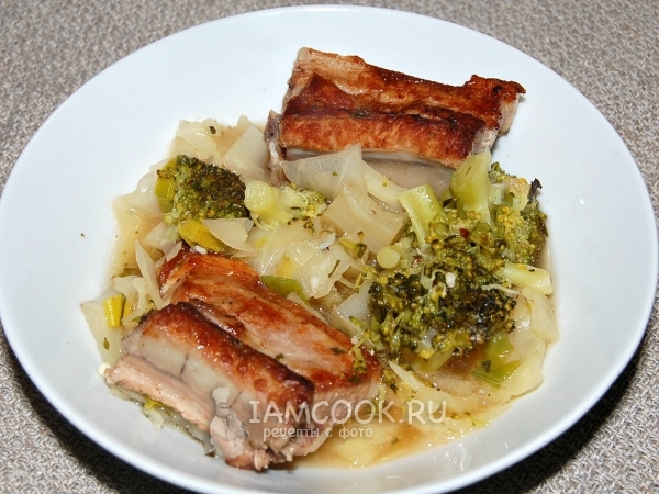 Свиные ребрышки, тушеные с капустой, рецепт с фото