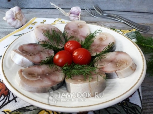 Скумбрия, соленая с чесноком, рецепт с фото