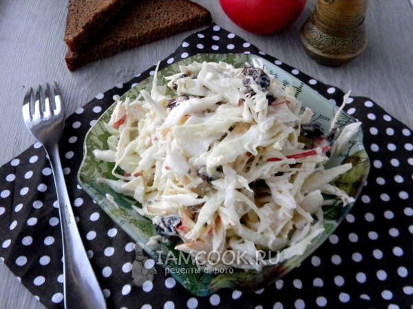 Капустный салат с яблоком и черносливом, рецепт с фото