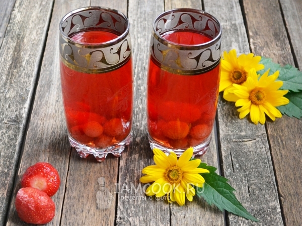 Компот из клубники в кастрюле, рецепт с фото