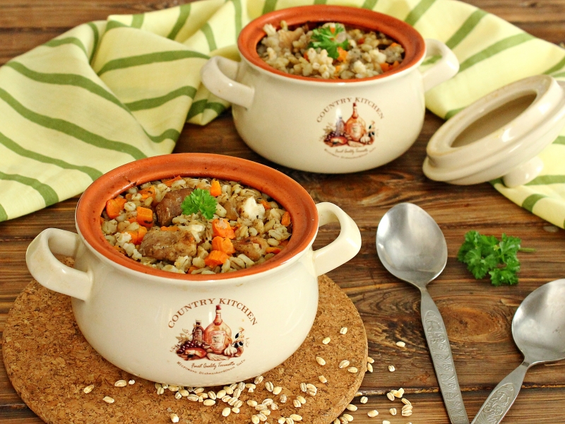 Перловка с мясом в горшочке в духовке, рецепт с фото