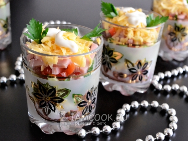 Салат-коктейль с ветчиной и сыром, рецепт с фото