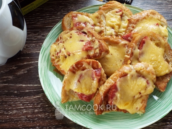 Гренки с колбасой и сыром на сковороде, рецепт с фото