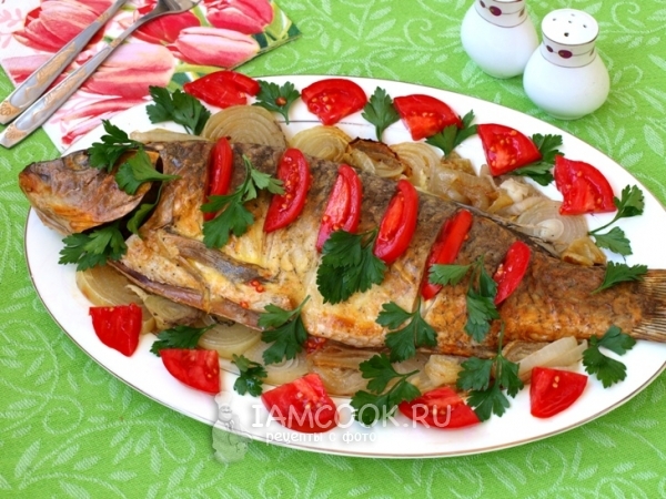 Карп запечённый на луковой подушке, рецепт с фото