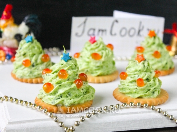 Закуска «Ёлочки» на крекерах (с красной икрой), рецепт с фото