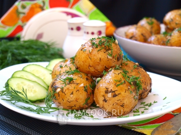 Молодой картофель, запеченный в рукаве в духовке, рецепт с фото