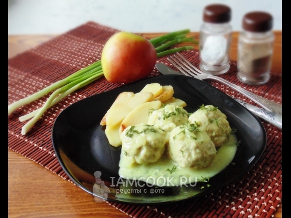 Тефтели с яблоками в сметанном соусе, рецепт с фото