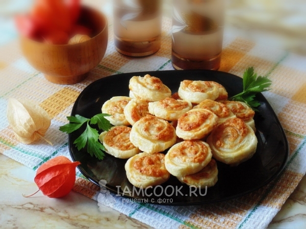 Спиральки из слоеного теста с сыром, рецепт с фото