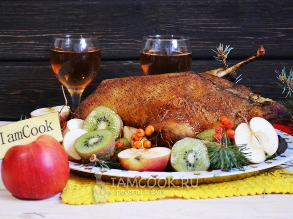 Утка, фаршированная рисом и грибами, рецепт с фото