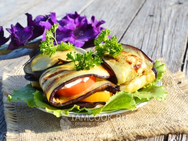 Конвертики из баклажанов с помидорами и плавленым сыром, рецепт с фото