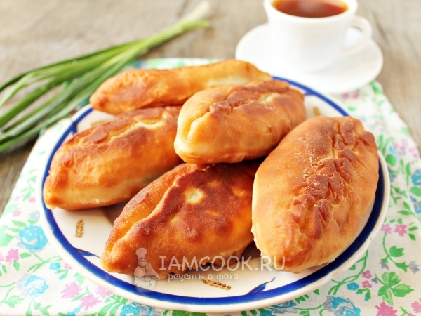 Жареные пирожки с зелёным луком и яйцом на кефире, рецепт с фото