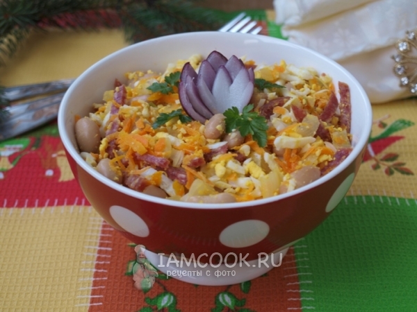 Салат с копчёной колбасой и фасолью, рецепт с фото
