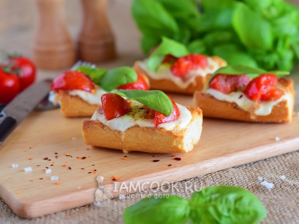 Брускетта с помидорами черри и моцареллой, рецепт с фото