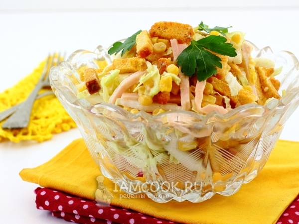 Салат с сухариками, ветчиной и кукурузой, рецепт с фото