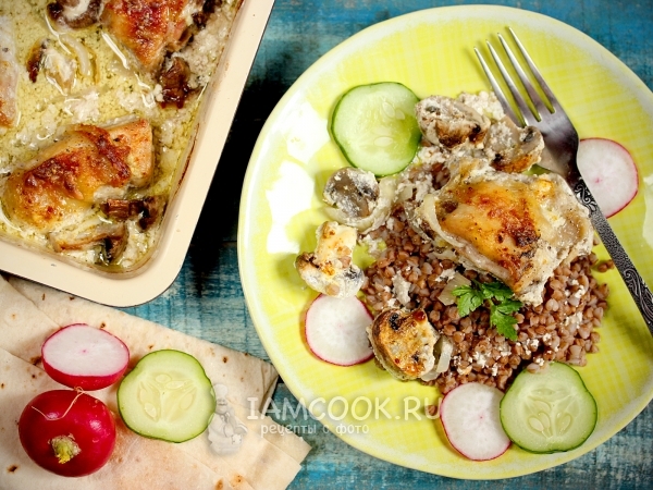 Курица с шампиньонами и чесноком в сметане, рецепт с фото