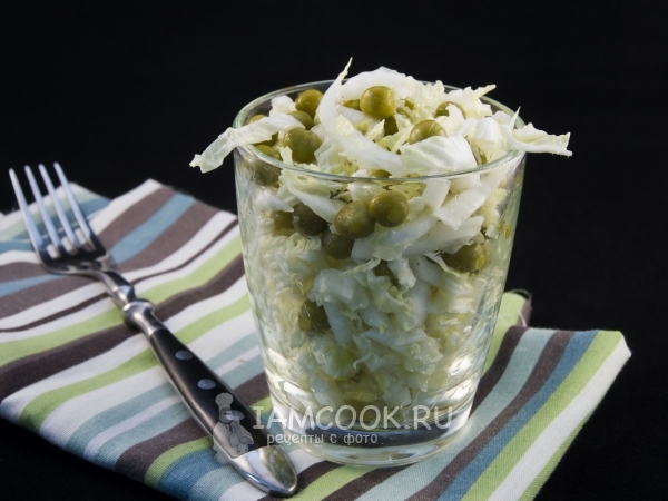 Салат из пекинской капусты с консервированным горошком, рецепт с фото