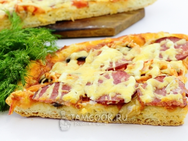 Пицца на дрожжевом тесте с колбасой , рецепт с фото