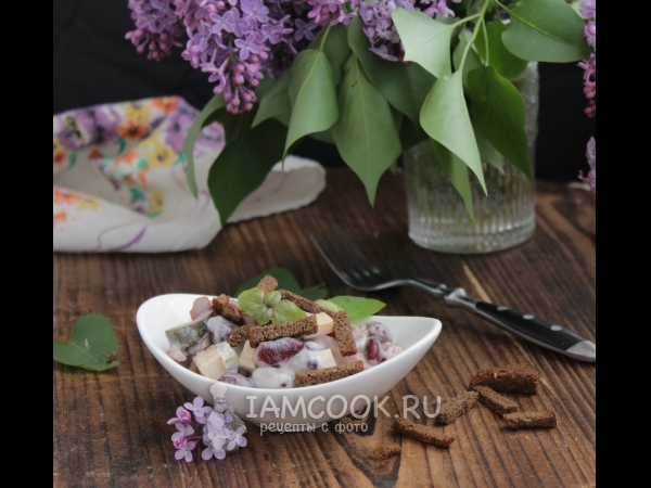 Салат с фасолью, копченой колбасой и сухариками, рецепт с фото