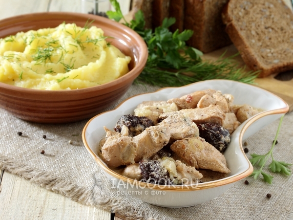 Кролик тушеный с черносливом, рецепт с фото