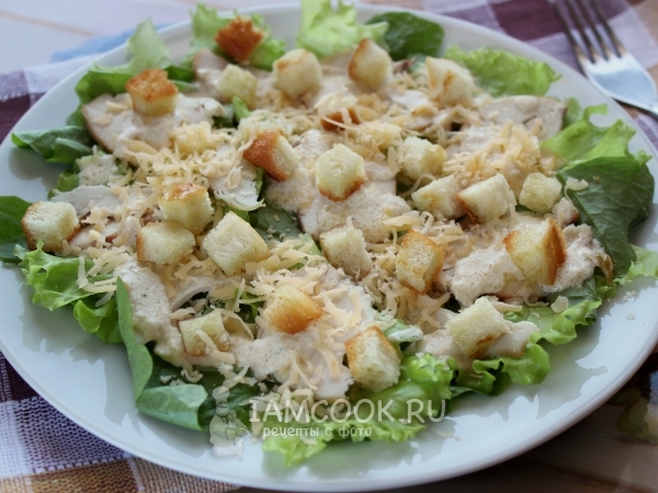 Салат Цезарь с курицей и сухариками, рецепт с фото