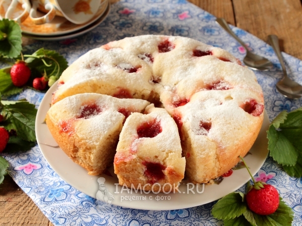 Пирог с клубникой в мультиварке, рецепт с фото