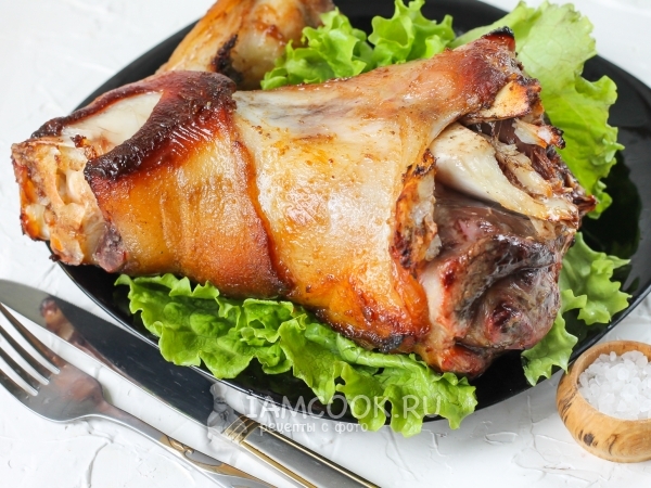 Рулька свиная, запеченная в духовке в рукаве, рецепт с фото