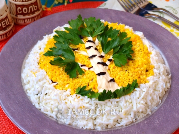 Салат «Березка» с куриным филе и черносливом, рецепт с фото